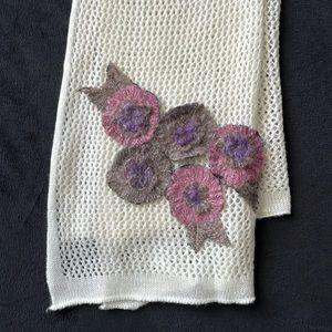 NWOT WOOL BLEND SCARF/WRAP IVORY WITH FLOWER APPLIQUÉS